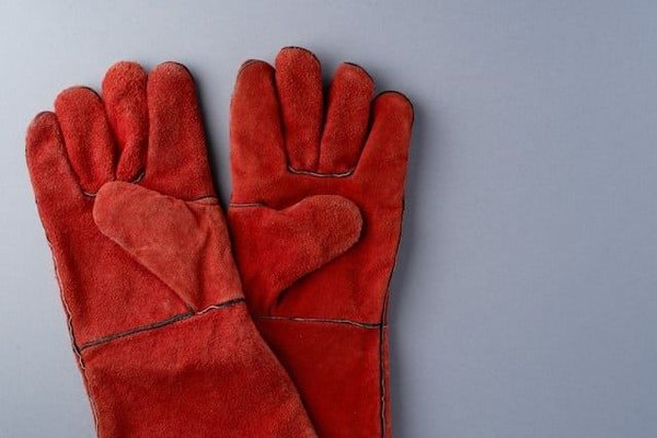 How to Select the Perfect E-Textile Gloves for Touchscreen Compatibility During Winter?